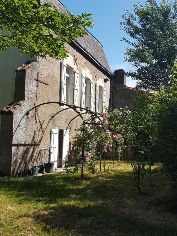 Hotel Lucriolla Oree-d'Anjou Esterno foto
