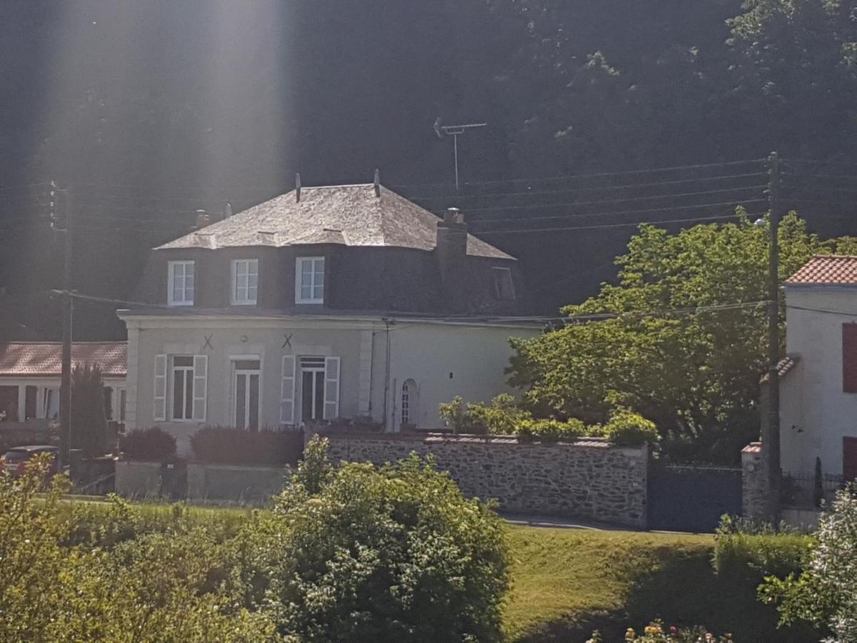 Hotel Lucriolla Oree-d'Anjou Esterno foto